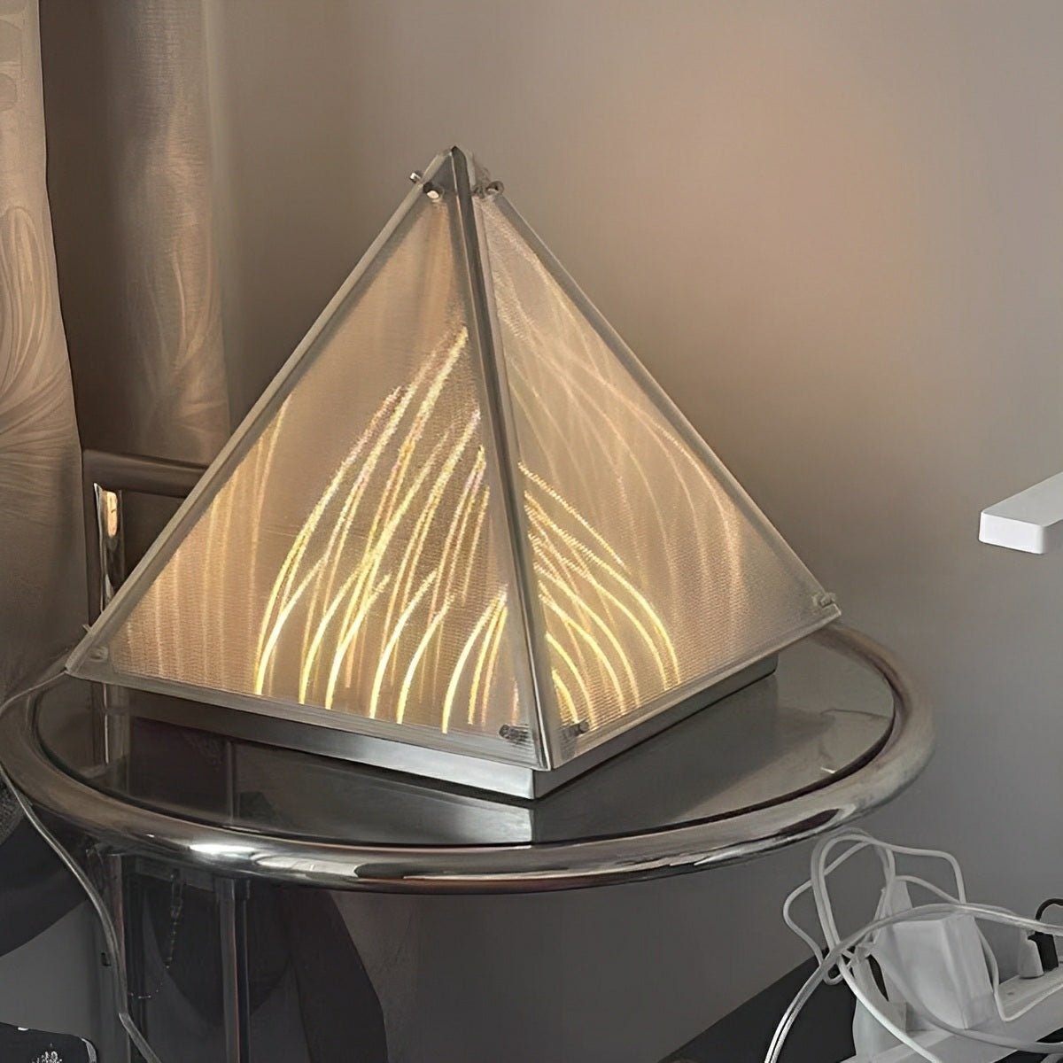 Moderne Piramide LED Tafellamp – Dimbaar, Minimalistisch Design