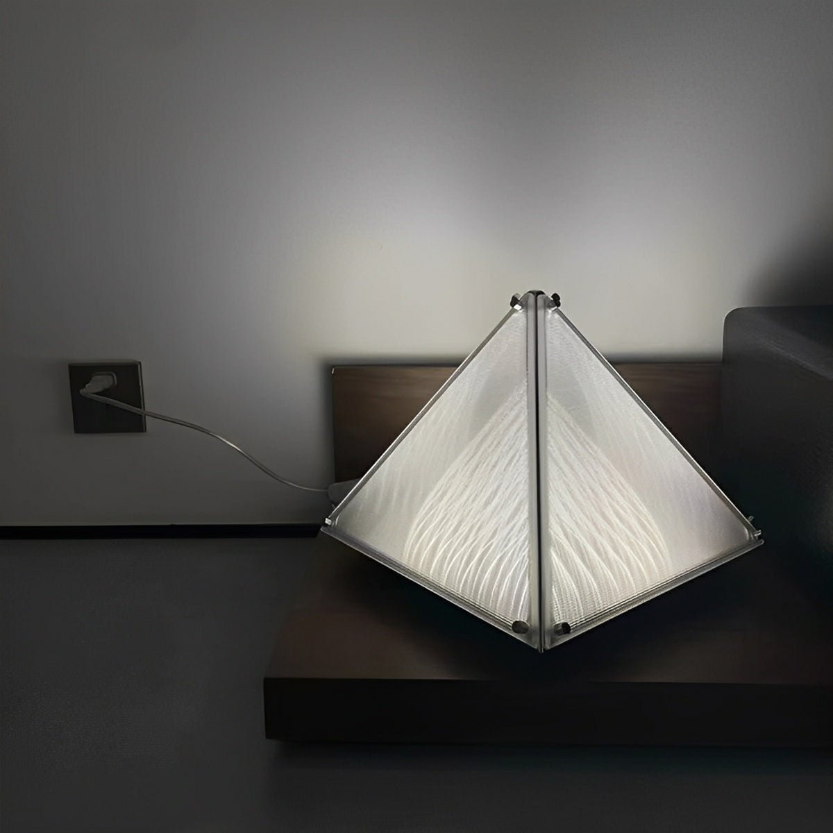Moderne Piramide LED Tafellamp – Dimbaar, Minimalistisch Design