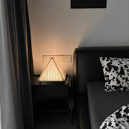 Moderne Piramide LED Tafellamp – Dimbaar, Minimalistisch Design